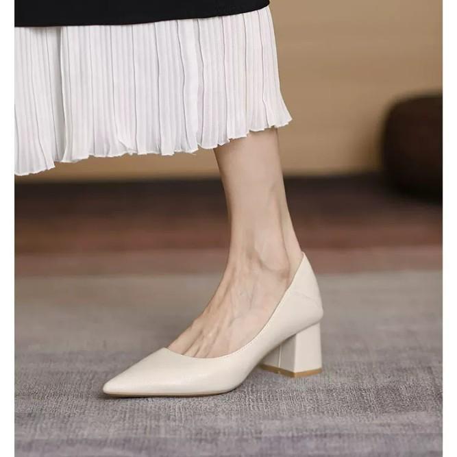 French light mouth low heel soft sole round head single shoes women's 2025 one-pedal soft leather fashion versatile grandma shoes thick heel