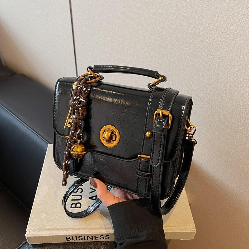 Super fire small bag women's autumn and winter versatile 2025 new retro messenger messenger bag fashionable portable Cambridge small square bag