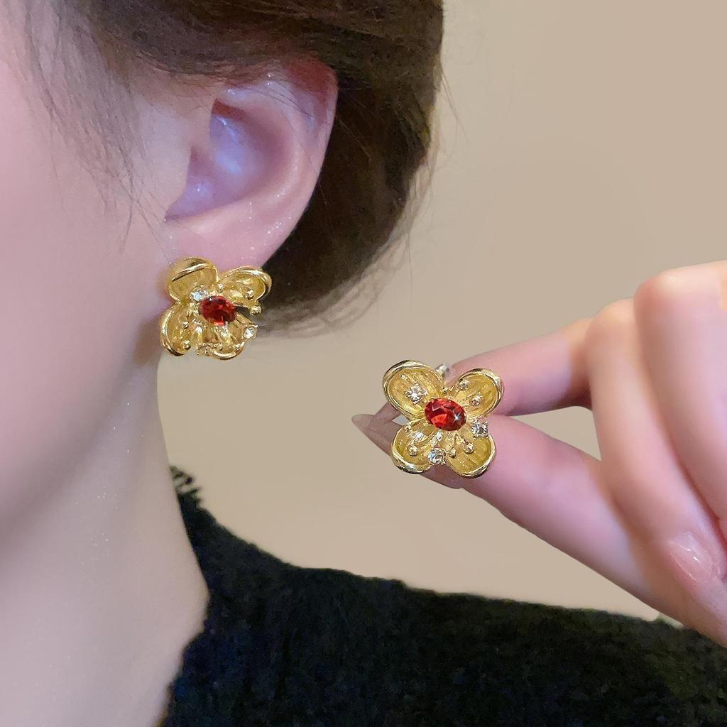 Retro Elegant Floral Gold Stud Earrings - Women's Timeless Versatile Style