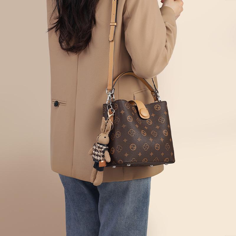 Bucket Bag 2025 New Autumn Winter Women's Handbag Mom Bag Versatile High-end Feel Single Shoulder Commuter Crossbody Bag