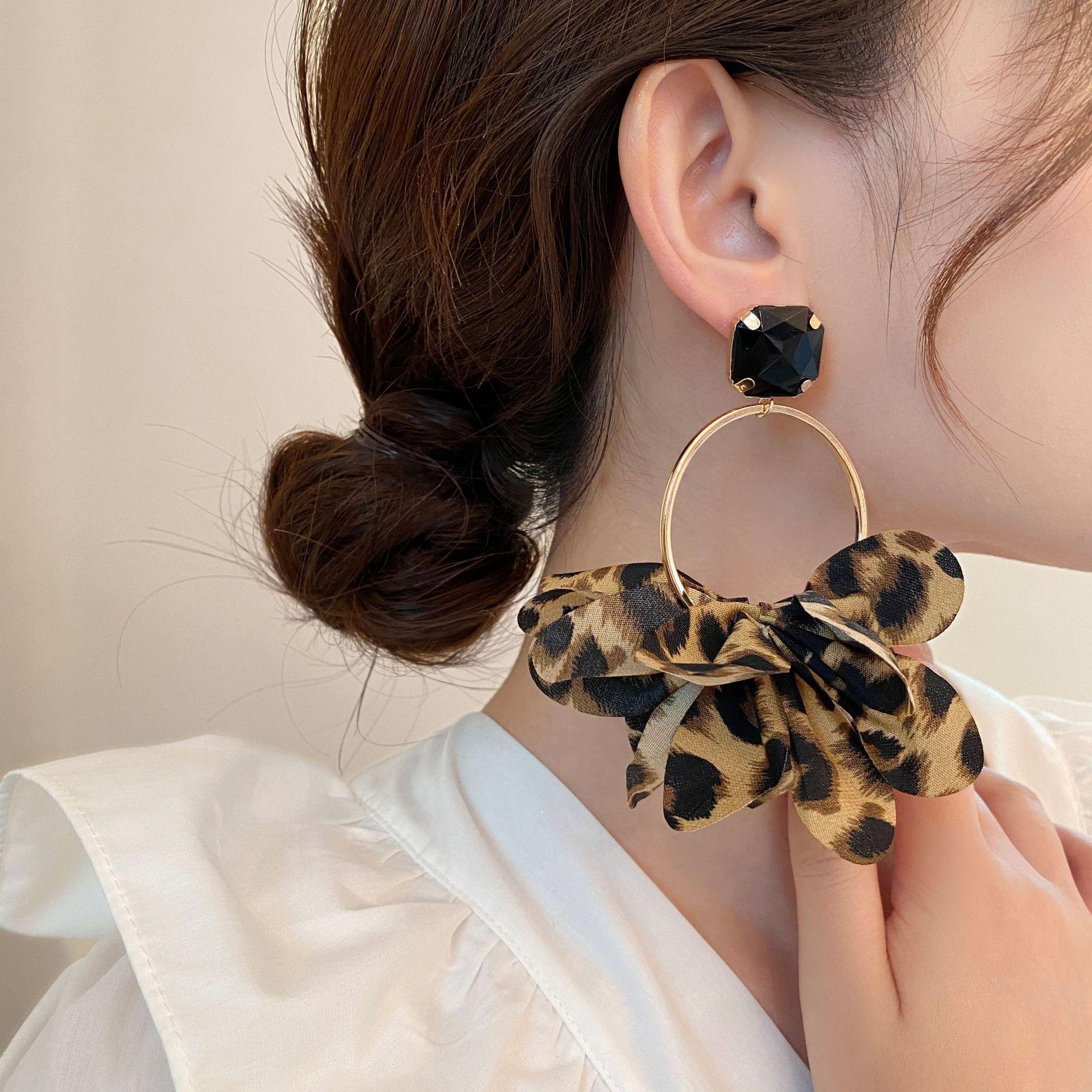 Fashionable Colorful Leopard Print Fabric Earrings for Women чёрный