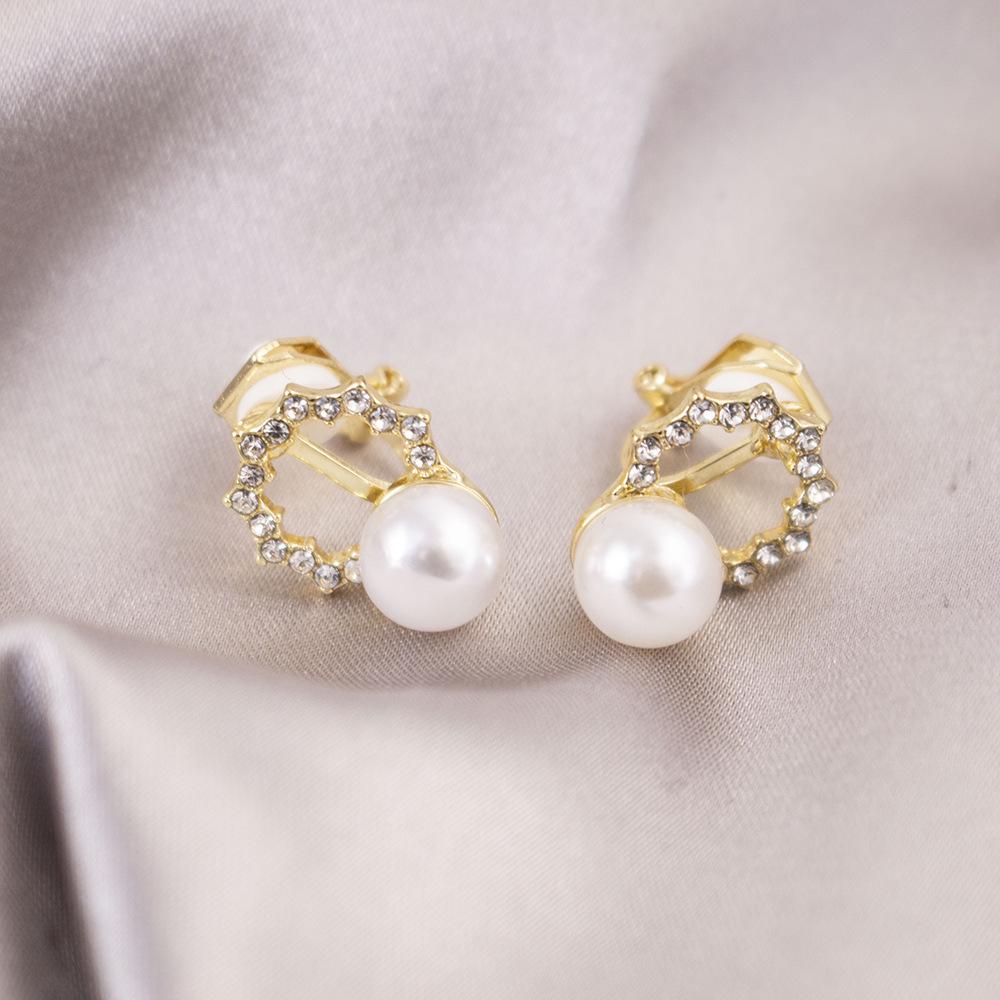 Elegant Clip-On Triangle Earrings for Non-Pierced Ears - Versatile, Light Luxury for Everyday Wear.