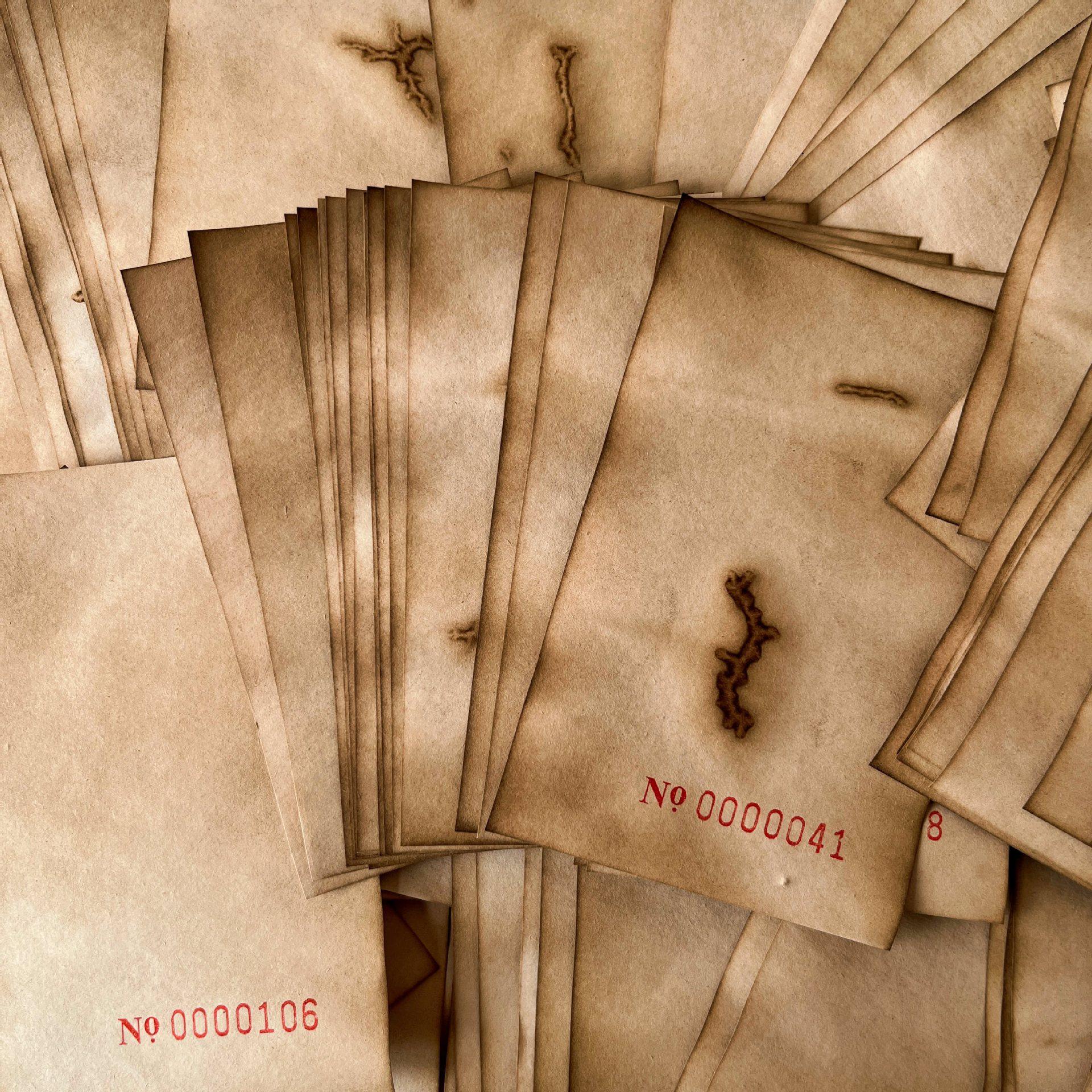 Ручная работа, нумерованные блокноты, окрашенные кофе - Ретро-коллаж из состаренной американской бумаги