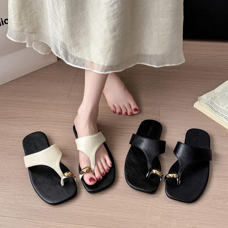 Korean version of fashion toe flat slippers women's summer wear 2025 new niche casual beach soft bottom flip-flops