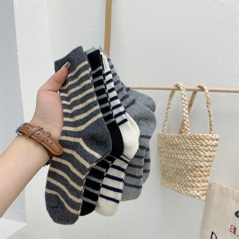 Damen-Wadenstrümpfe für Herbst und Winter, schwarz-weiße verdickte warme Ringelsocken, farblich abgesetzte Damen-Socken, weich und klebrig für Damen