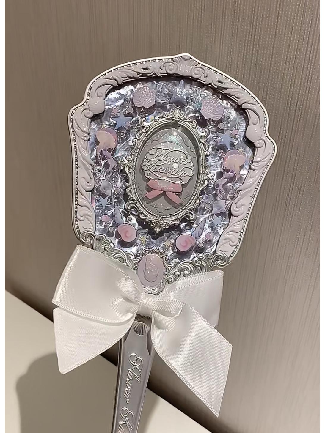 

Flower Knows Жемчужные сатиновые румяна, Блеск для губ, Тени для век, Хайлайтер, Карандаш для области под глазами, Парфюм, Эмульсия для коррекции цвета.