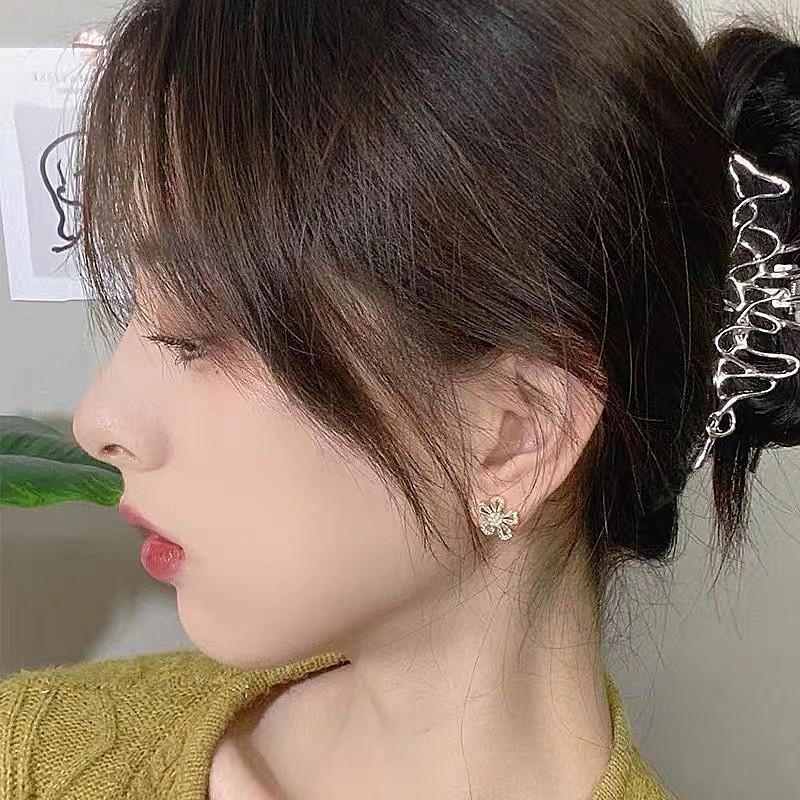 Silver Needle Korean Edition Micro-set Pearl Earrings Women's Personality Flower Stud Earrings High Sense Fashion Versatile Earrings