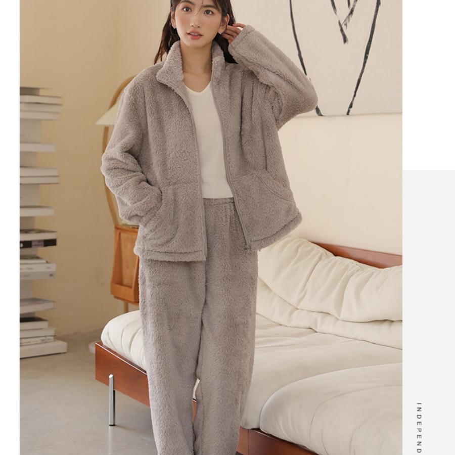 Pár modelů podzimního a zimního společenského oblečení, kardigan na zip lze nosit i mimo pyžamo, oboustranně polstrované teplé společenské oblečení