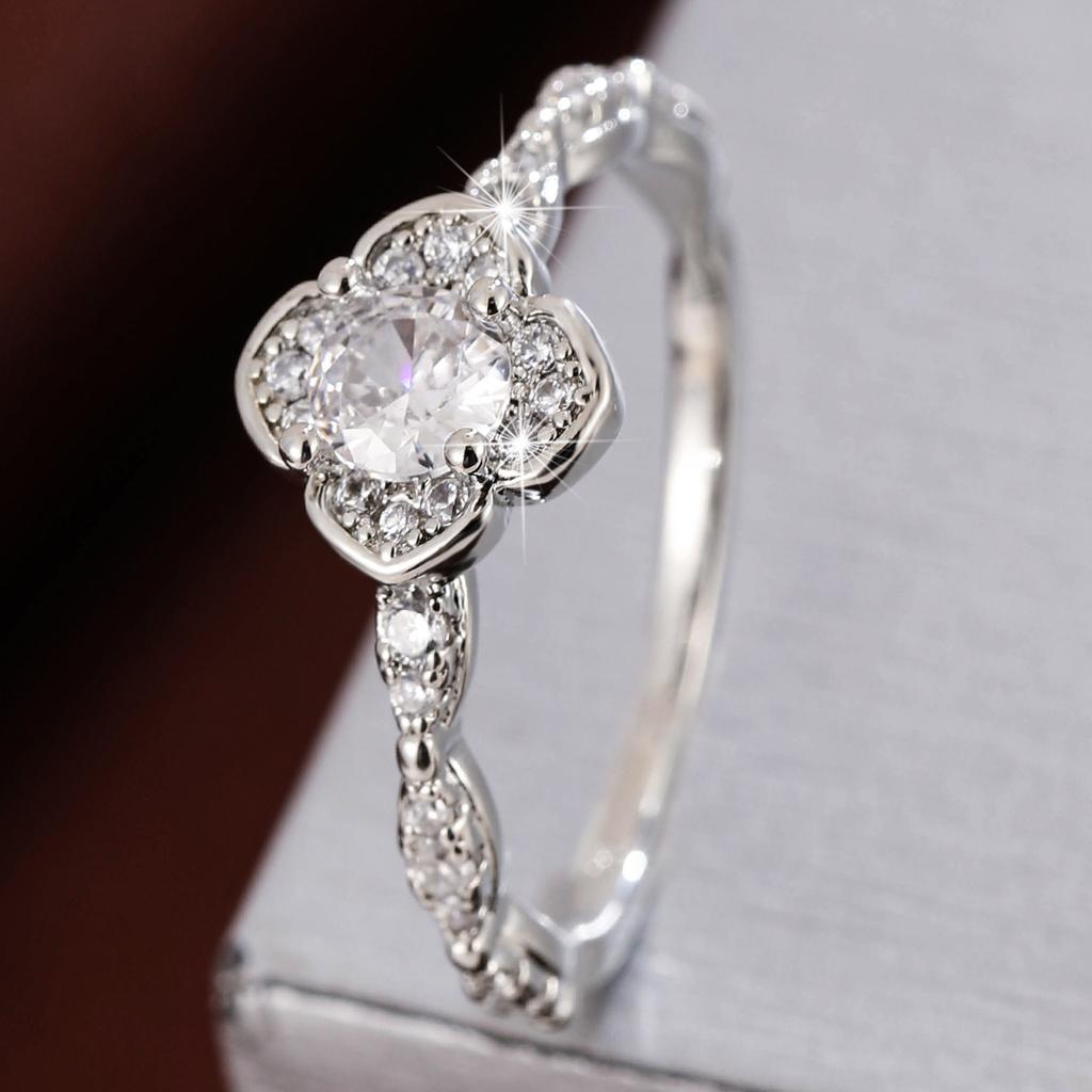 Exquisite Four-Leaf Clover Ring Sparkling Synthetic Zirconia Ring For Women'S Perfect Gift