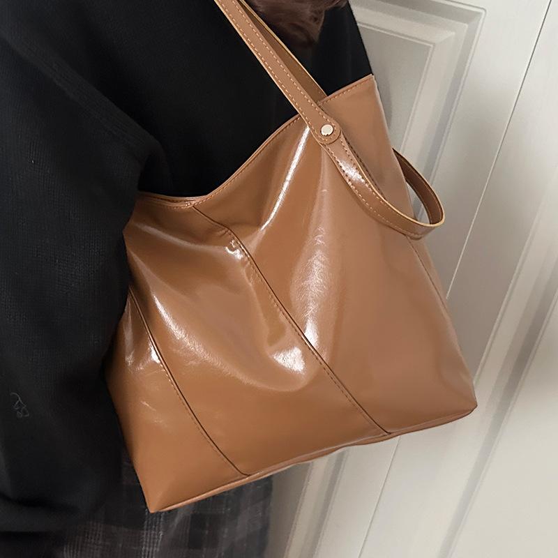 

2025 новая нишевая текстурная сумка-тоут женская, высококлассная, для работы и поездок, большая вместимость, однотонная сумка на плечо