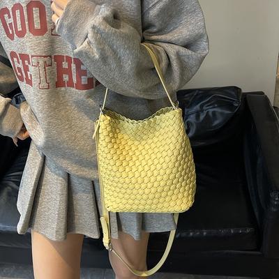 Simple Casual Shoulder Bag Feeling Women's Bag Spring New Commuter Hand Carrying Bucket Bag Women