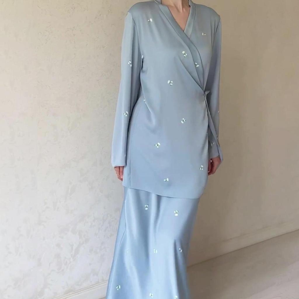 2023 Autumn V-Neck Satin Skirt Set with Long Sleeve Printed Top