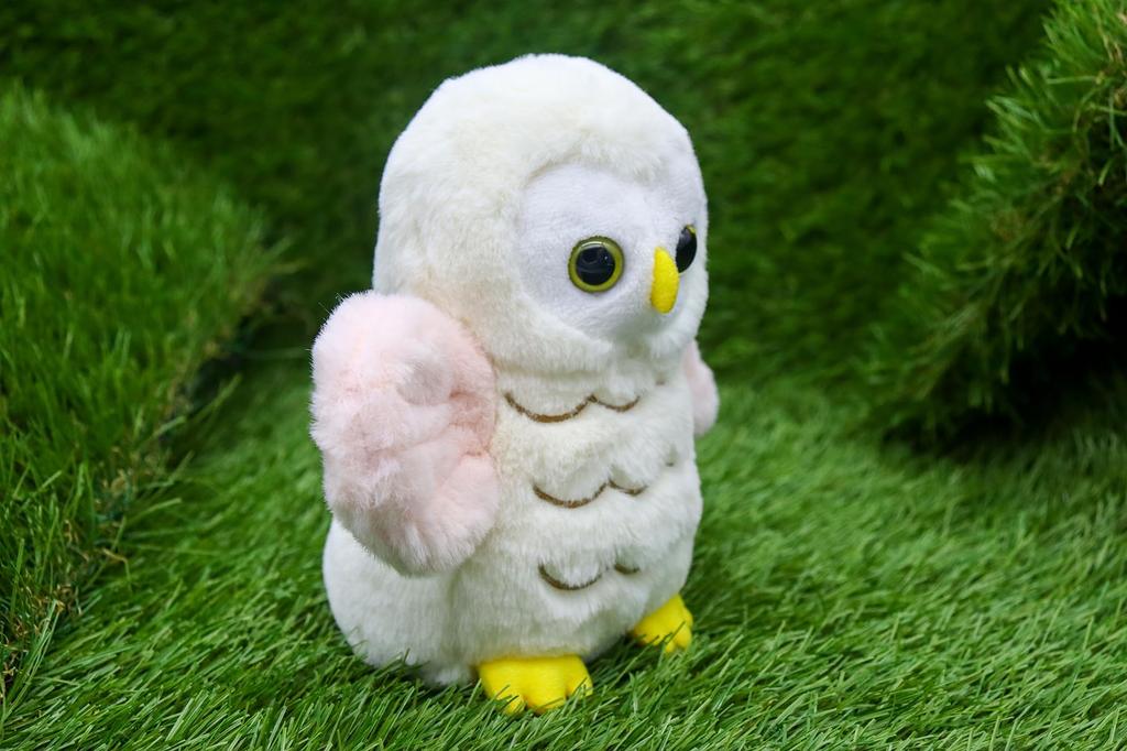 Startmuster Eule S Niedliche Eule mit ausgebreiteten Flügeln und Stofftier rosa Kiste flatternd, [Musik enthalten]