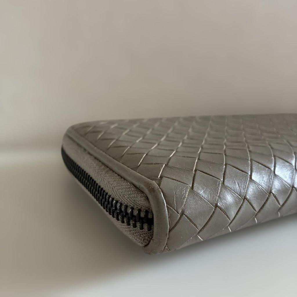 Used Beautiful condition Bottega Veneta long wallet, round zipper
