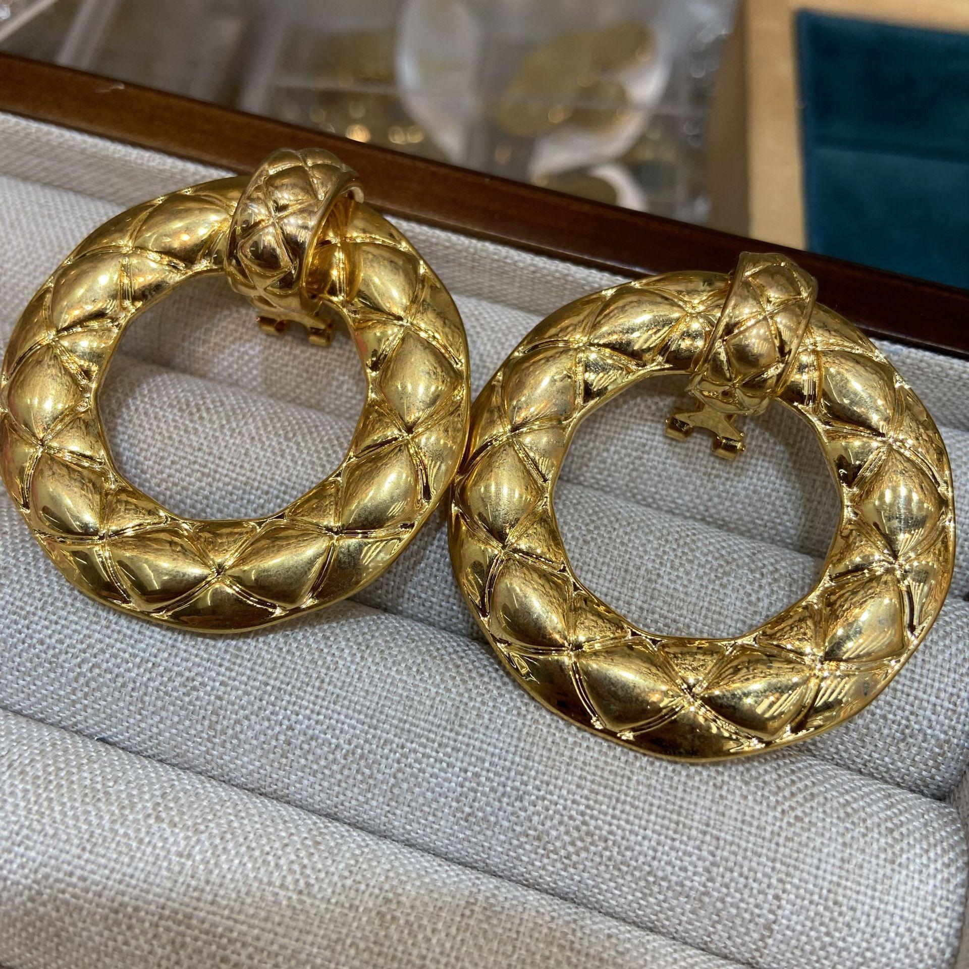 High Quality Small Fragrant Wind Stud Earrings Fragrant Grandma Earrings Retro Vintage Medium Ancient Gripping Pattern Geometric Circle Earrings