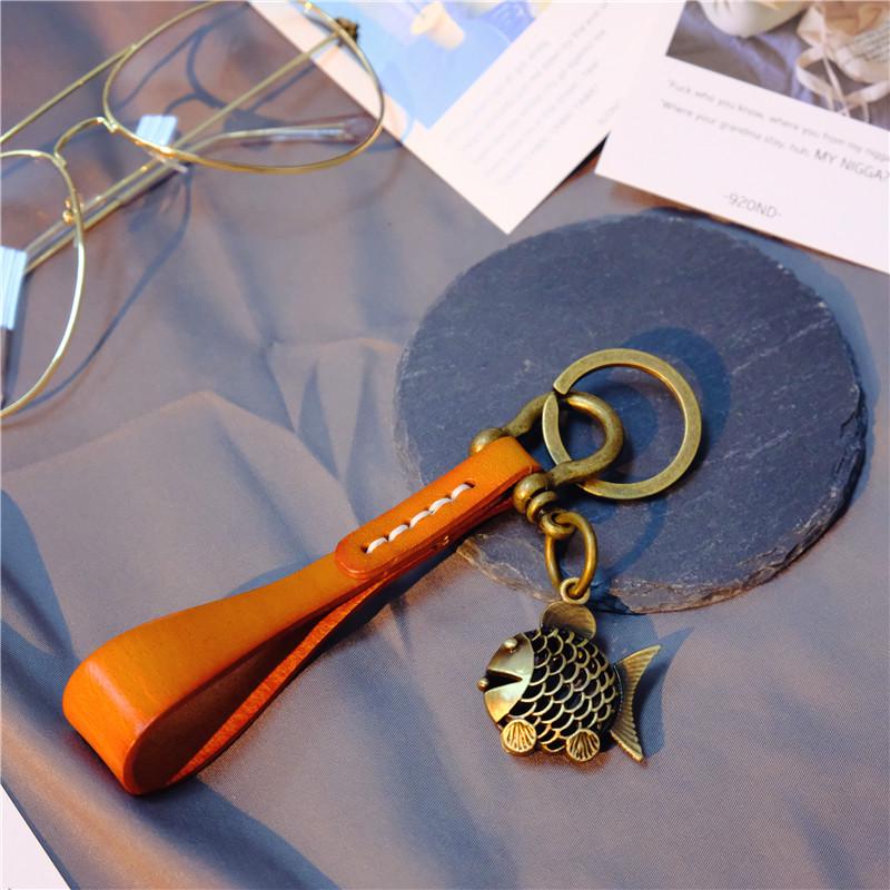 Handmade Retro Kitten Pendant Keychain with Top Grain Cowhide and Alloy Horseshoe Buckle