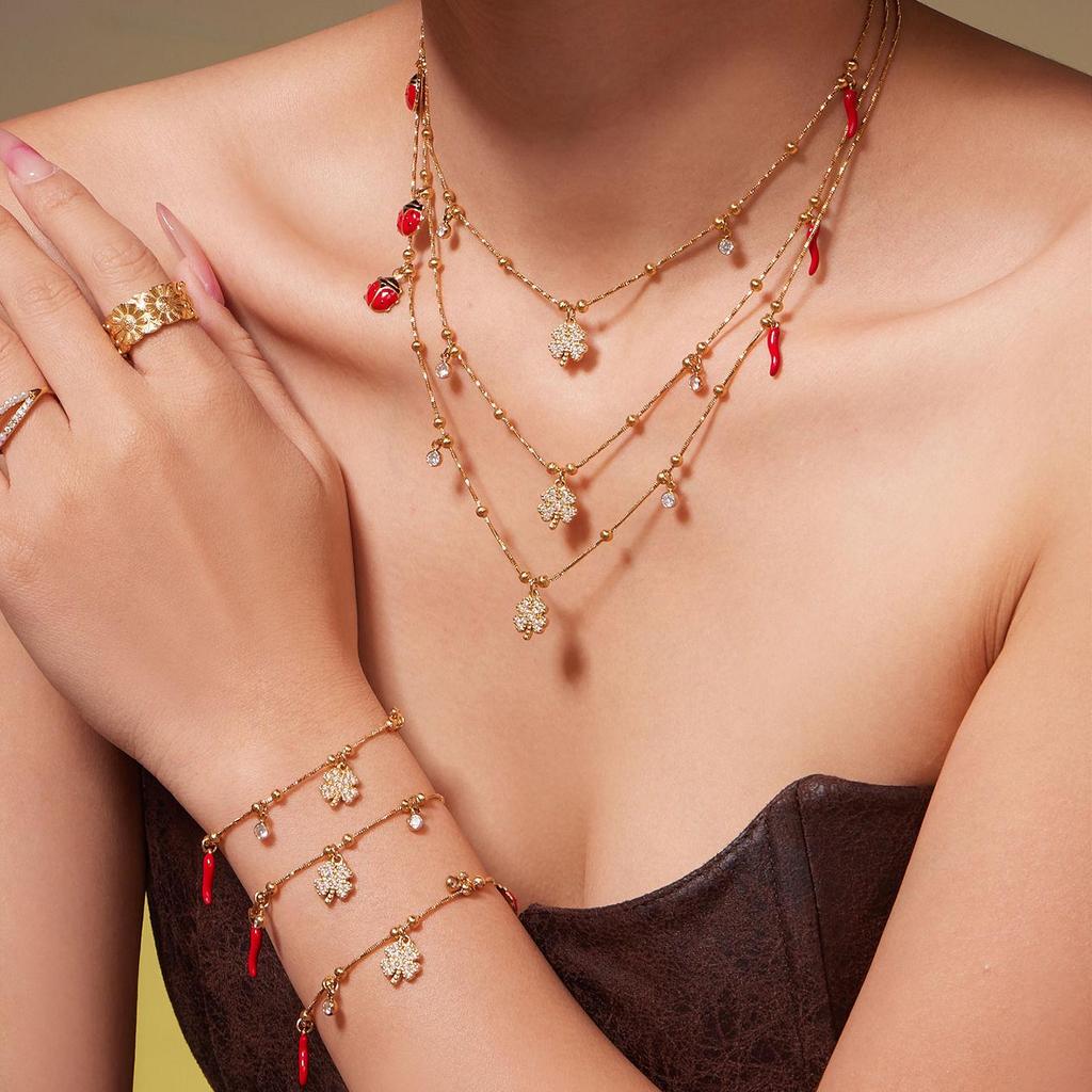 Pulseira com Pingente de Trevo em Aço Inoxidável Banhado a Ouro 18K com Zircônia, Corrente Cobra e Contas