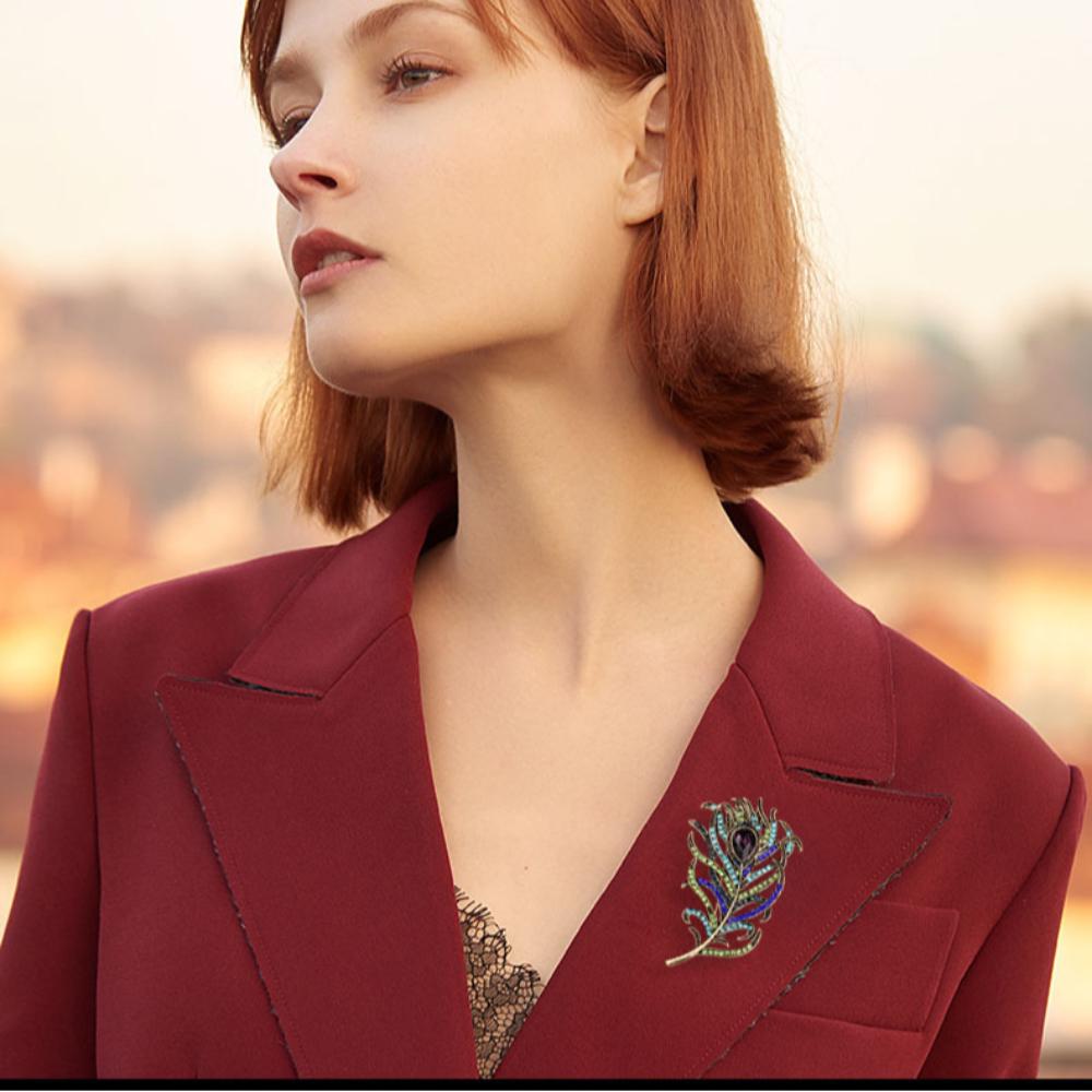 Colorful Temperament Peacock Brooch Elegant Peacock Lapel Pins Fashion Metal Feather  Badge  Women