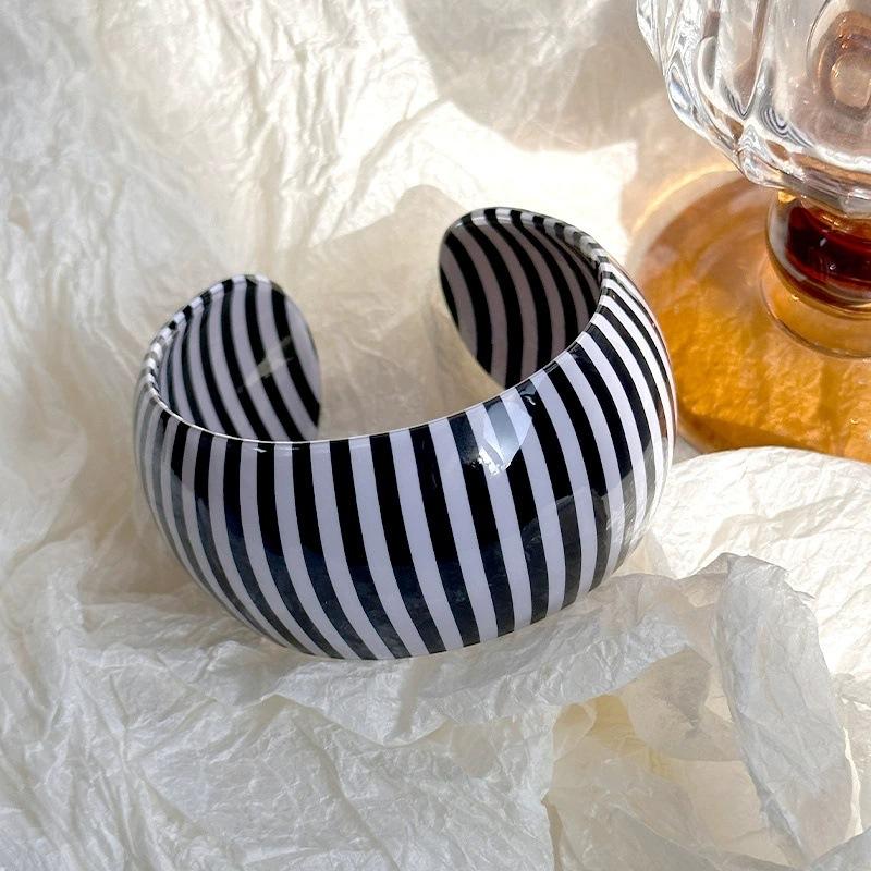 Exaggerated Personality Leopard Print Black White Stripes Small C-shaped Acrylic Opening Bangles for Women Jewelry Accessories