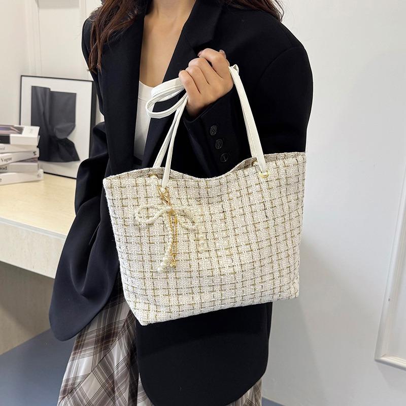 New casual fashion is popular today, woolen plaid autumn plaid single shoulder crossbody portable tote bag