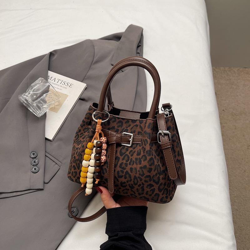 

2025 autumn and winter suede matte texture retro bucket bag women s fashion simple portable shoulder underarm messenger bag no pendant темно-коричневого кольору