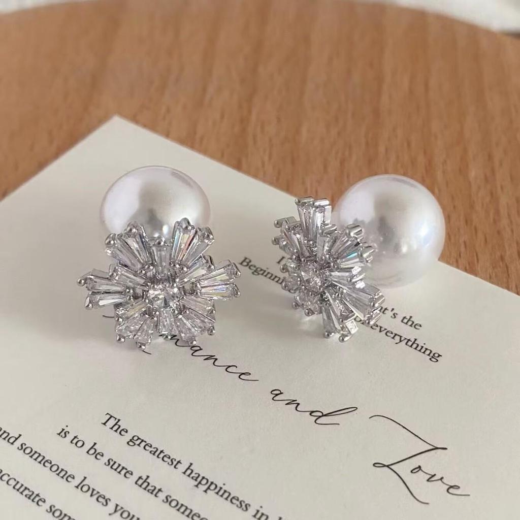 Orecchini a Bottone Fiocco di Neve e Perla in Zircone - Ornamenti Natalizi Eleganti e Chic