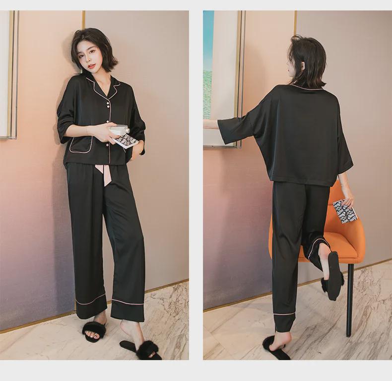 Pijamale simple de damă cu mânecă trei sferturi din imitație de mătase.