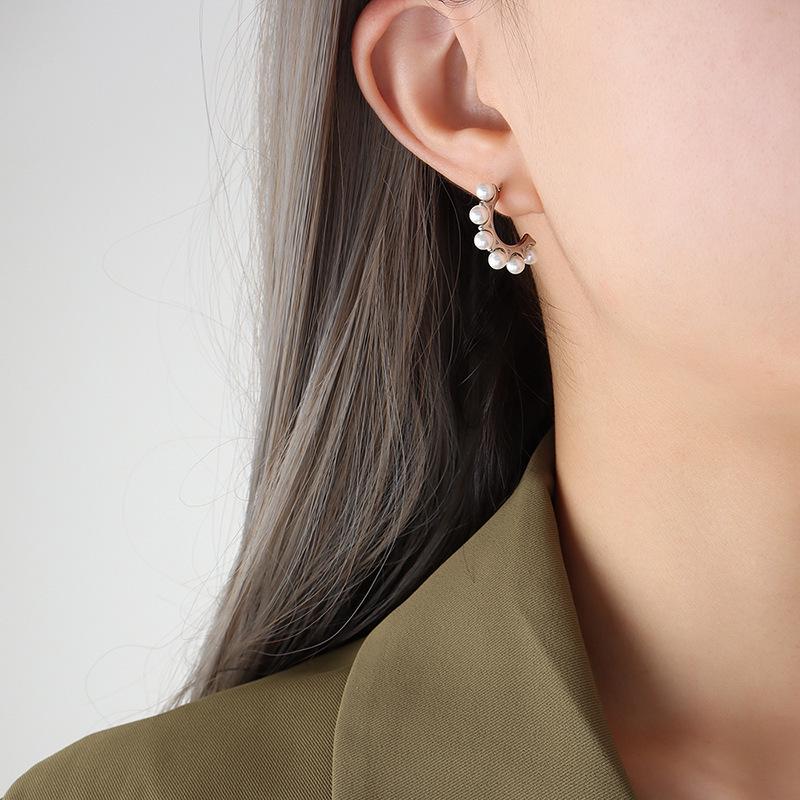 Elegant Dongdaemun Imitation Pearl C-shaped Earrings in Gold-Plated Titanium Steel - Gentle, Non-fading Jewelry.
