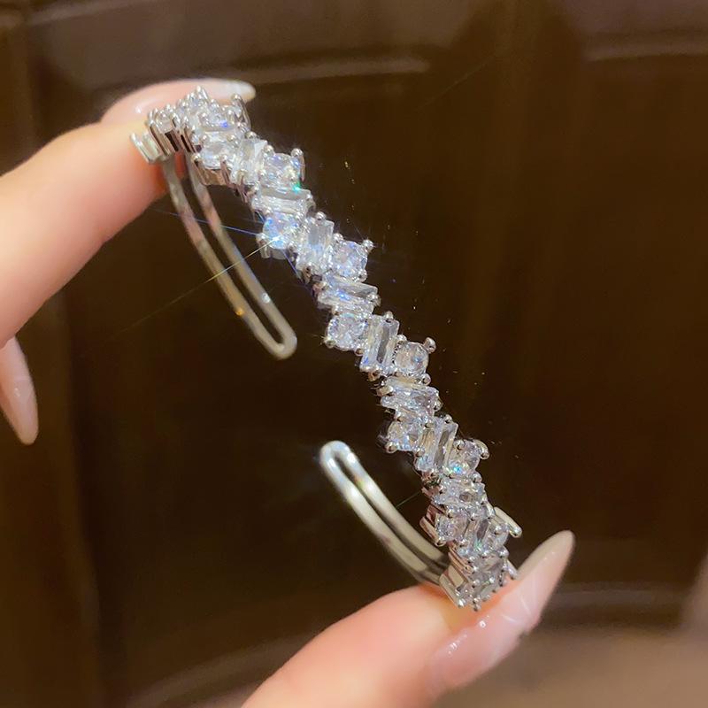 Роскошный открытый браслет-ромб с цирконами: Элегантный браслет высокого класса