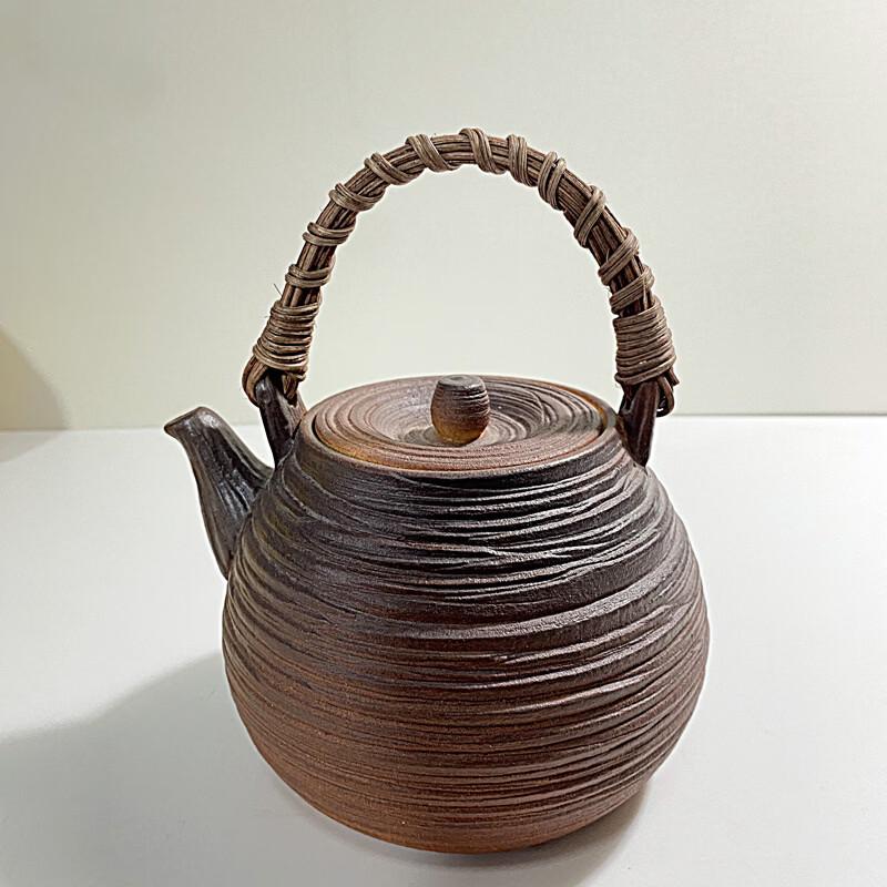 Керамический чайник из вулканического камня