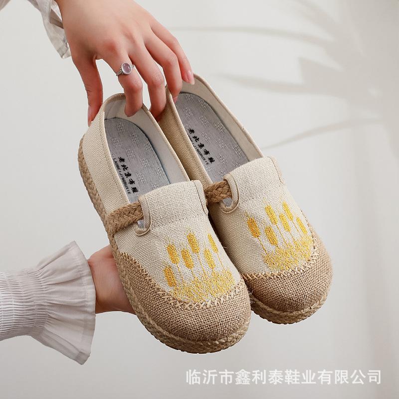 Spring and Autumn middle-aged mother shoes non-slip and lightweight old Beijing cloth shoes linen one-pedal flat-soled embroidered single shoes