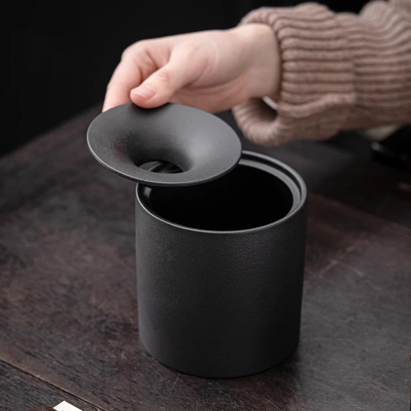 Ceramic Frosted Touch Covered Ashtray, Living Room Coffee Table Decoration, and Ash Resistant Portable Ashtray
