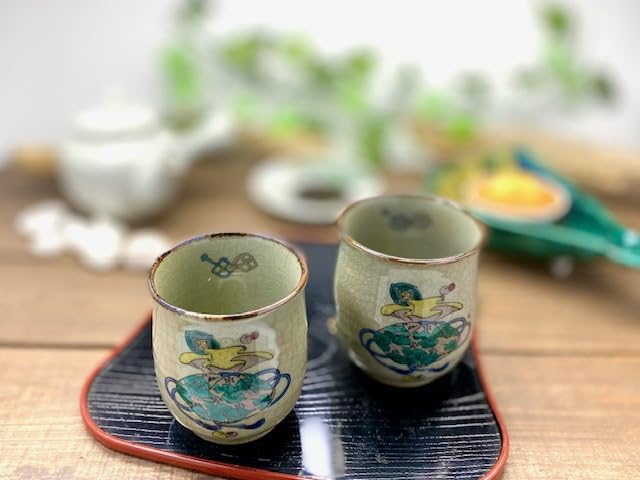 Kutani [couple Teacup] Treasure-filled “Ura-e”