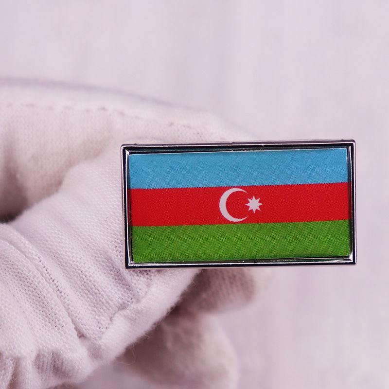 

Процесс нанесения смолы на значок азербайджанского флага Azerbaijani Flag Badge