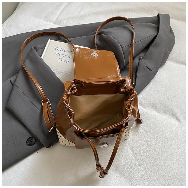 2025 Autumn Cute Apple Pendant Women's Lightweight Travel Backpack - Large Capacity, Casual Commuting Bag