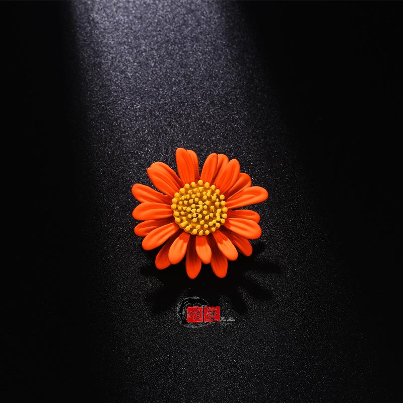 Daisy Brooch: Versatile Chrysanthemum Collar Pin for Suits & Cheongsams