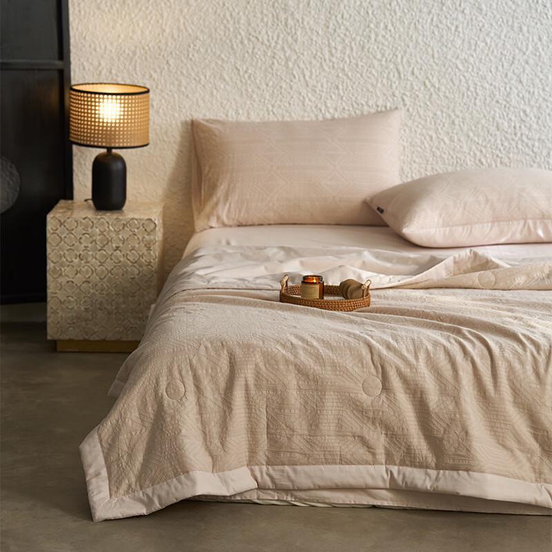 Brangdy Jacquard All-Season Quilt