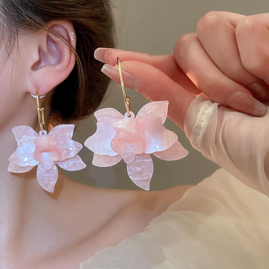 White Resin Flower Hoop New Earrings For Women Fashion Temperament Ear Hook Artistic Temperament Light Luxury Fairycore Jewelry