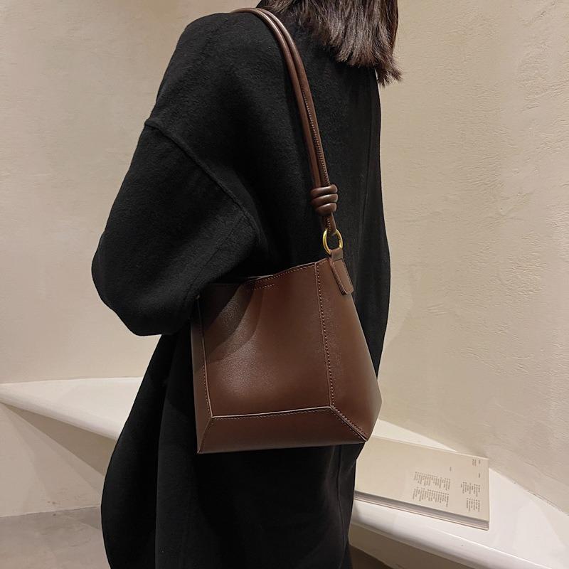Büyük çanta kadın çantası yeni moda büyük kapasiteli basit omuz askılı çanta retro doku kova çanta