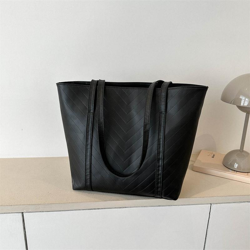 Chic Pu Leather Shoulder Bag For Women Spacious And Fashionable Design