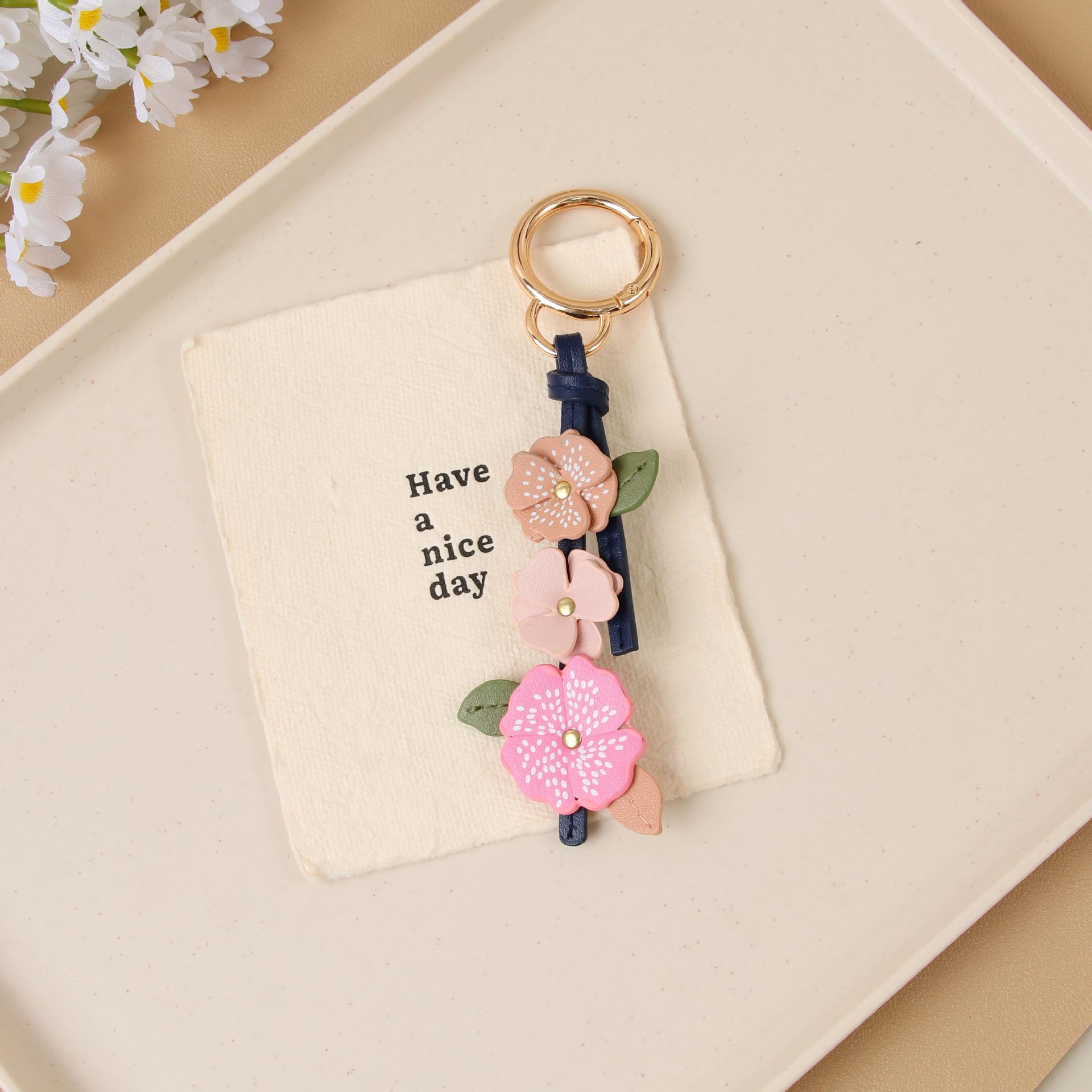 

Creative sweet three-dimensional flower key pendant fashionable leather flower personalized bag pendant accessories minimalist style hanging рожевий