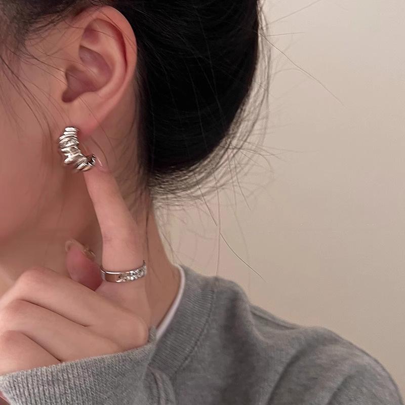 Retro Minimalist Irregular Ear Cuffs: Light Luxury Niche Earrings