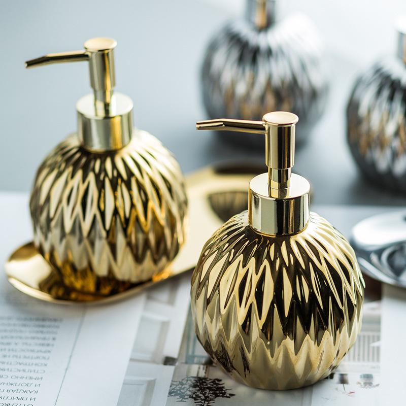 Distributeur de savon doré de luxe avec poignée à pression, distributeur en céramique, argent avec plateau en acier inoxydable, accessoire de salle de bains