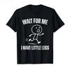 Warte auf mich. Meine Beine sind kurz. Es ist sehr interessant. Laufendes Emoji-Print-T-Shirt