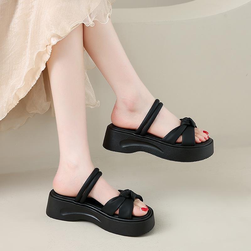 

Stepping on shit feels soft-soled two wear cool slippers female 2025 new summer slippers outer wear fairy style with skirt beach shoes 40