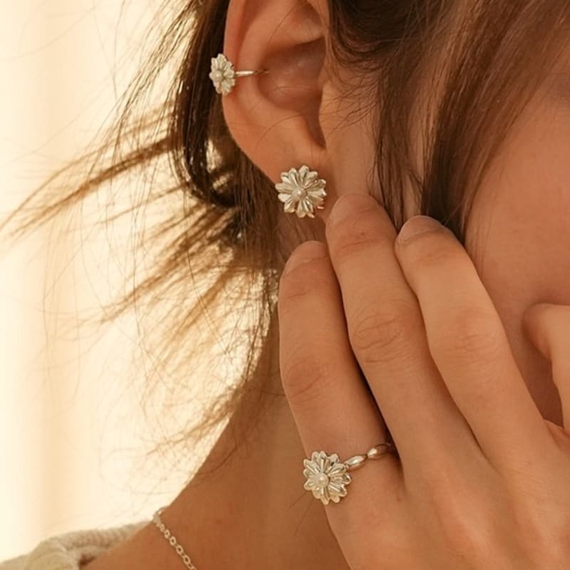 BELLOOGGI Daisy Pearl Ring (L) Daisy Freshwater Pearl Ring