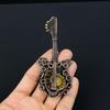 Ciondolo di gioielli fatti a mano avvolto in filo di rame con pietra preziosa fossile di ammonite a forma di chitarra per lei