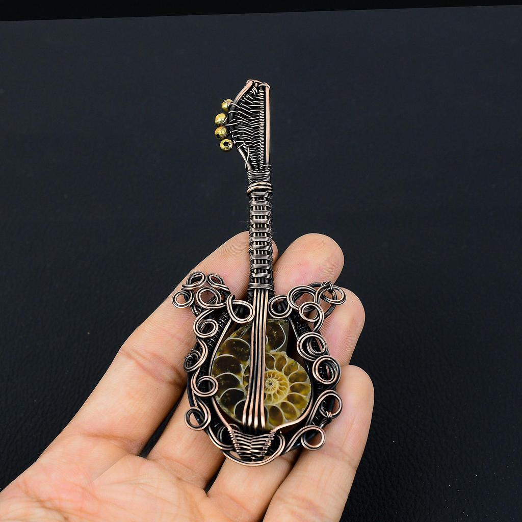 În formă de chitară, amonit fosil, piatră prețioasă, sârmă de cupru, bijuterii lucrate manual, pandantiv pentru ea