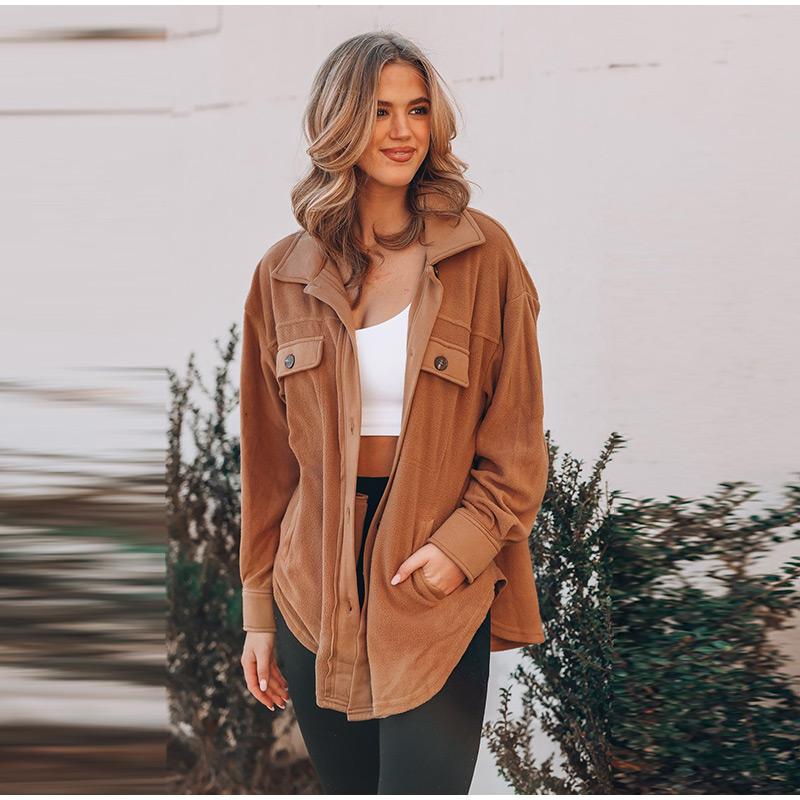 Осенне-зимняя женская флисовая куртка с длинным рукавом и лацканами — фото 12