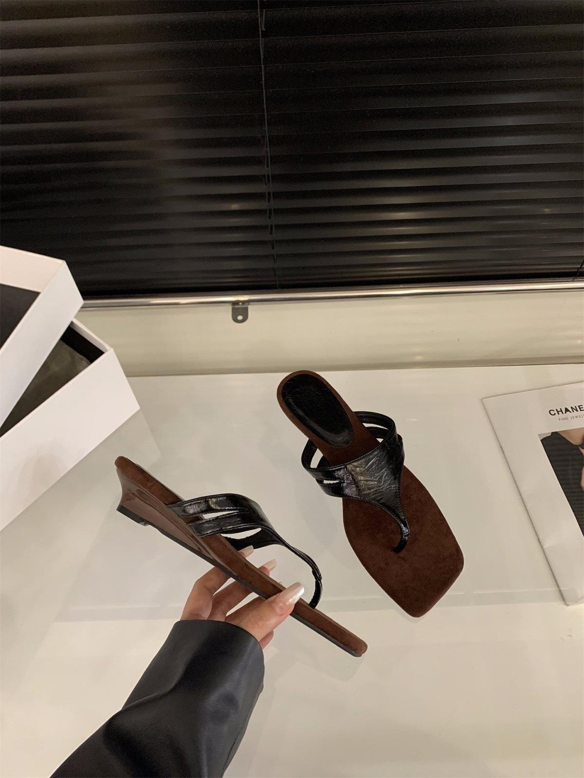 

Wedge heel flip-flop shoes women s shoes 2025 new summer wear French small sandals silver toe sandals 40